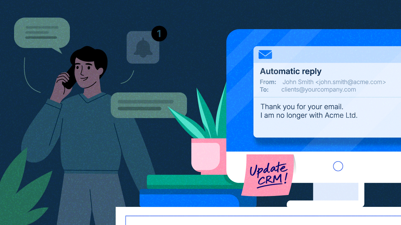 Commerciale impegnato in una chiamata con un cliente mentre una risposta automatica rivela dati di contatto CRM obsoleti